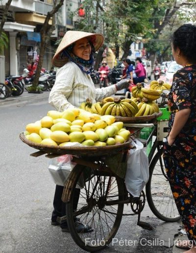 Vietnám Hanoi utcai árus